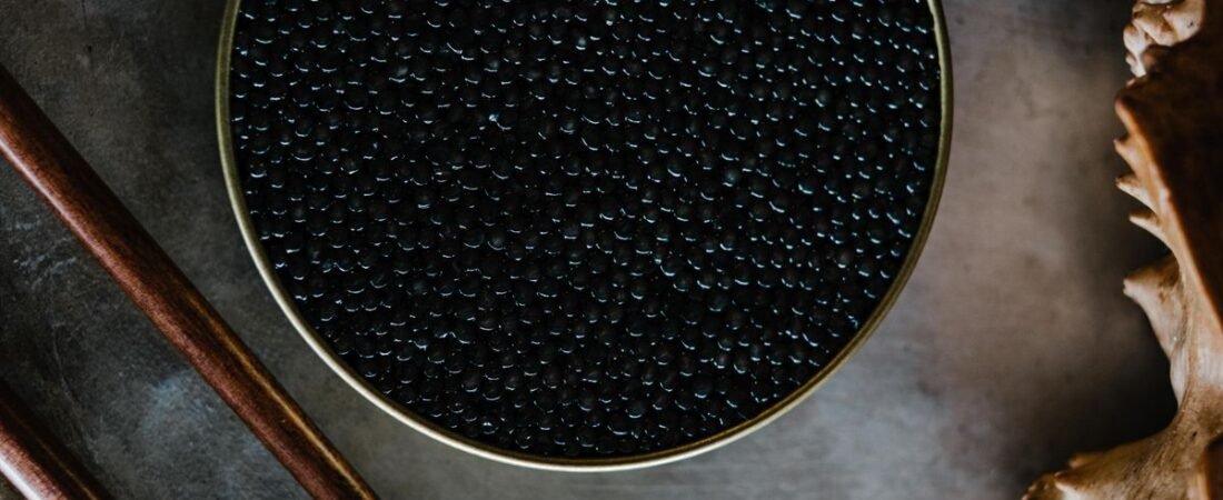 Analyse des nuances aromatiques : zoom sur la gamme de caviar Baeri et Osciètre des grandes maisons